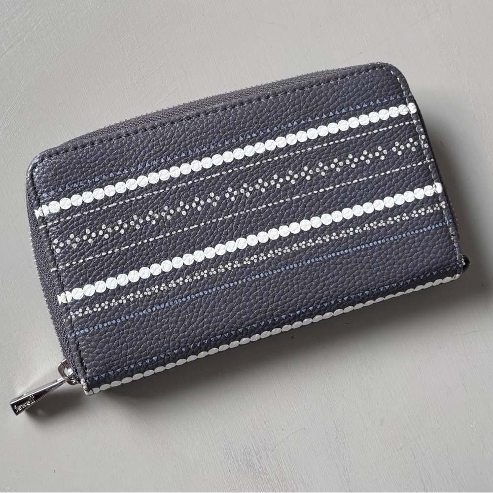 Stylish Gray Wallet With Patterned Design - image 1